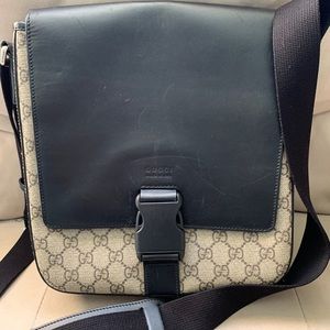 GUCCI unisex authentic messenger bag